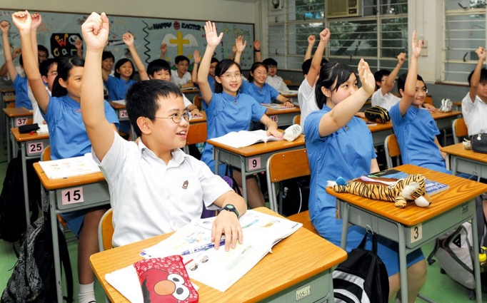 學生課堂互動場景，傳遞快樂學習氛圍